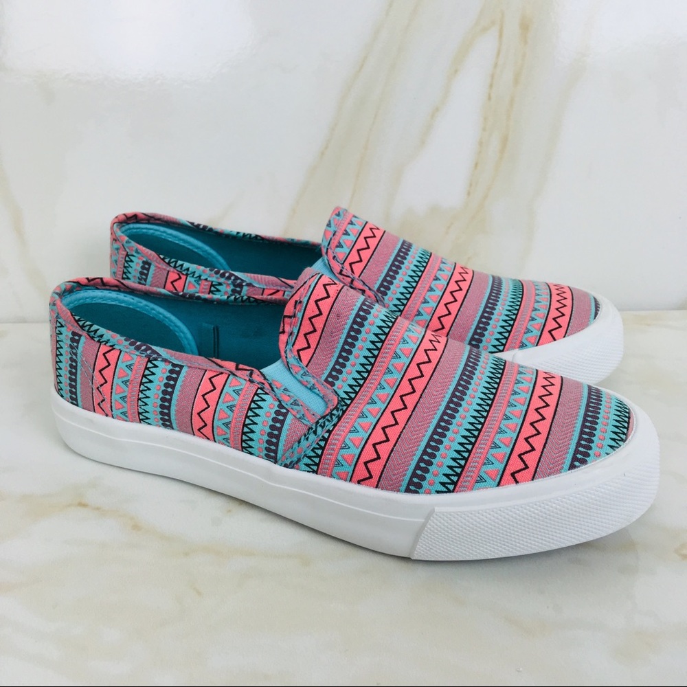CANVAS SLIP ON SNEAKERS BY SERRA/SIZE 8